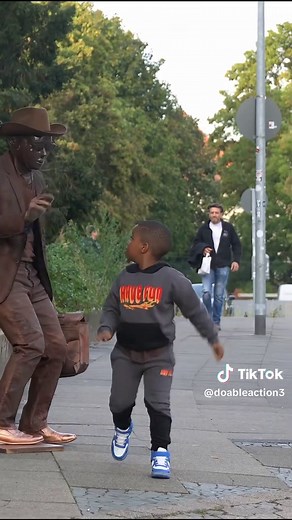 Hilarious Human Statue Prank You Need to See