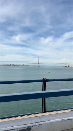 Llegar a la Bahía de Cádiz y disfrutar de su vista e intenso olor a mar es una experiencia inolvidable. #laprovinciadecadiz #MomentosEspeciales #cadiz #MomentosConEncanto | La provincia de Cádiz