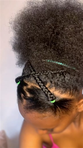 Layce Paulo | Consultora de Beleza e Estética Natural on Instagram: "#possoatenaotedarflores 💐mas dicas de penteado eu dou😍👩🏽‍🦱💁🏽‍♀️🔥 #laycepaulo #cabelocrespo #cabelonatural #penteadocomtrança #puxinho #naturalhair #sugestaodelook #viralreels #layce #viraloninstagram #frrr"