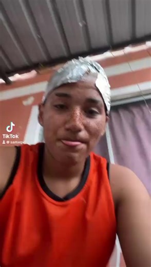 es prestado el celular por eso sale ese nombreeee🤣