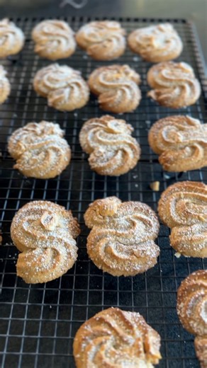 Le compte à rebours de Noël est lancé 🎄 Et si on s’entraînait ce week-end avec les premiers petits biscuits de la saison ? 😋 Voici mes Spritz à la noisette, à refaire aussi avec de la poudre d’amande ou de noix selon vos envies. Super faciles à préparer, texture fondante et saveur délicate — parfaits avec un café ou un thé bien chaud ☕️ ✨ Ingrédients : • 150 g de farine • 100 g de beurre mou • 70 g de sucre glace • 75 g de poudre de noisette (ou amande ou noix) • 1 œuf • 1 c. à café de vanille