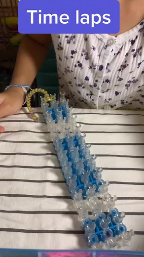 Here’s a time laps of me making a inverted fish tail bracelet #fyp #timelaps #rainbowloom #bracelet #rubberbandbracelet comment if u want a tut