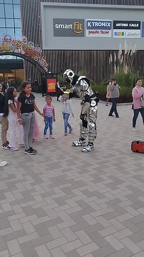 robot sorprende a niña al final 😂😂#robot