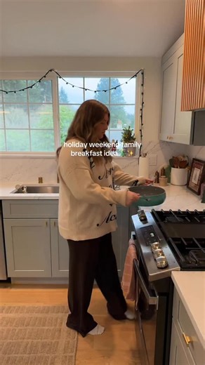 Cailee Fischer on Instagram: "sausage & cheddar McGriddle bake 🎄🍳🤩 recipe deets below! Makes 8-10 servings What you’ll need: 2- 2 ½ cups high protein pancake mix 2 cups milk 4 eggs 6 tbsp butter 2lb breakfast sausage 2 cups shredded cheddar cheese, divided 1/4 cup maple syrup + more for drizzle 2-3 tbsp hot sauce (optional) Instructions: 1. Preheat the oven to 350°F then grease a 9×13-inch baking dish and set aside. 2. Preheat a large pan over medium-high heat. Once hot, add the breakfast sau