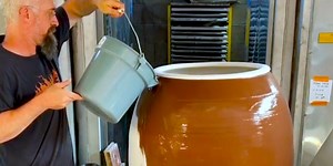 A pottery master makes GIANT pots are made with traditional Korean techniques