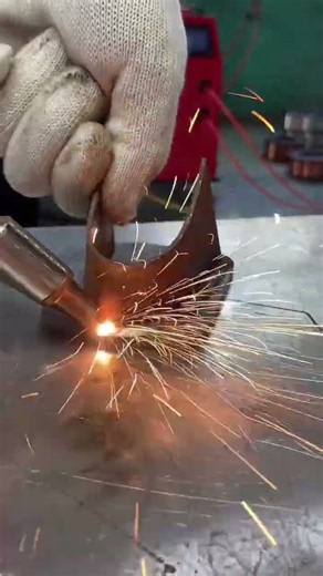 Portable laser welder with automatic wire feeding for smooth welding