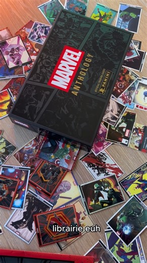 Panini France on Instagram: "✨ Aujourd’hui, Emile nous retrouve pour un unboxing en direct du coffret Marvel Anthology ! ✨ Pour rappel, chaque coffret contient : ⭐ 60 cartes (dont parallèles et spéciales) ⭐ 1 carte Memorabilia garantie ⭐ 1 carte Medallion premium ⭐ Checklist + livret exclusif À collectionner : 🔥 100 cartes de base 🔥 42 Special Chase Cards 🔥 147 Memorabilia Cards rares 🔥 7 Medallion Cards légendaires 🎯 Bonus ultra rare : SKETCH NOIRE signée John Romita Jr. 💥 Indispensable p