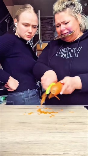 Mom and daughter 🤣🤣 #scare #prank #scarepank #funny #fail #funnyvideos #fypシ゚viral