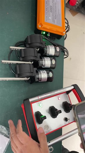 12/24V crane wireless proportional remote control, crane wireless remote control, good micro-motion, simple installation, waterproof, remote control distance of 500 meters.#crane #cranetruck #cranes #craneoperator #cranelove #cranework #cranelife #cranesafety #craneindia #driver #reels #viralreels #tata #hitachi #ashokleyland #volvo #volvotrucks #icb #Fassi #Palfinger #HMF #Effer #PM #UNIC #transport #hydraulic #vinc #kren #remotecontrolcraneoperator