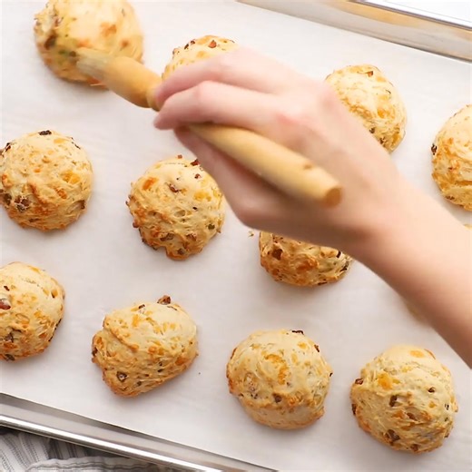 RECIPE: https://www.thechunkychef.com/maple-bacon-cheddar-buttermilk-biscuits/ ------ We think these taste even better than the ones from a certain lobster restaurant ;) ------ 👋 If you like seeing my posts in your feed, please consider taking a second to interact with them, otherwise they may not show up as often. Otherwise I'll still be sharing recipes, you just may have to come find me! 😀 | The Chunky Chef