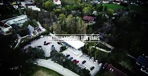 Seltener Nachwuchs im Zoo Schmiding: Schwarz-weißer Vari entdeckt die Welt