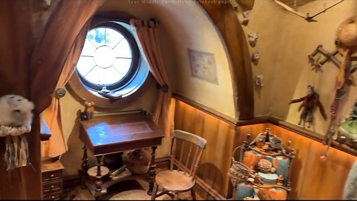 💚The inside of the fully furnished Hobbit hole in Hobbiton😍[Part 1] #lotrbehindthescenes #Hobbitbehindthescenes #thehobbit #Lordoftherings #Shire #Hobbiton #TheShire #NewZealand #middleearth #behindthescenes #peterjackson #tolkien #jrrtolkien | Your Middle-Earth Home