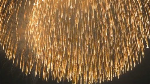 花费巨资燃放的大规模高规格的烟火表演