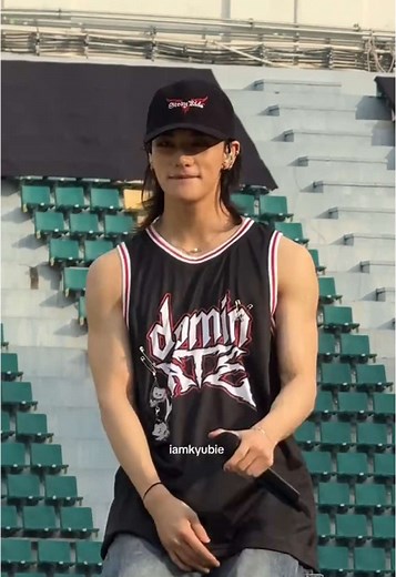 Learn the Sticky Dance by Hyunjin from Stray Kids