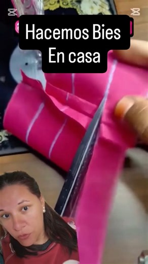 "Haz tu propio bies en casa con esta técnica GENIAL 😍✂️" #TrucoDeCostura #BiesCasero #CosturaCreativa #ReelsDeCostura #CoserEsFacil #HechoAManoConAmor | 𝗔𝗽𝗿𝗲𝗻𝗱𝗲𝗬𝗮 𝗖𝗼𝗻 𝗩𝗮𝗹𝗲𝗲