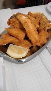 A deliciosa iguaria culinária da bonita cidade de Setúbal, o Chico Frito. Com amigos /clientes de São Paulo na sempre bela cidade de Setúbal, no sul de Portugal a cerca de 50km de Lisboa, degustando o delicioso Choco Frito uma iguaria tradicional de Setúbal. O choco é um molusco cortado em tiras que são envoltas numa polme fina e depois fritas, para finalizar adicionar sumo de limão. Um dia em cheio no nosso belíssimo Tour Viver Setúbal e a Serra da Arrábida. 351 93 971 95 13 Info@viverportugalt