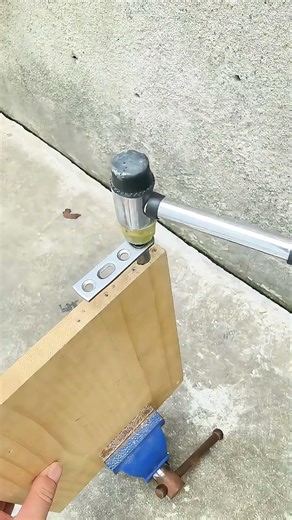 Automatic springback reset! This is a very practical hinge. #HardwareTools #DailyNecessities #Suc...