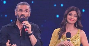 ‘Tum mujhe bhool jao yeh main hone nahin dunga’ - Shilpa Shetty and Suneil Shetty recreate the iconic scene from Dhadkan on Super Dancer 4 | Bollywood Life