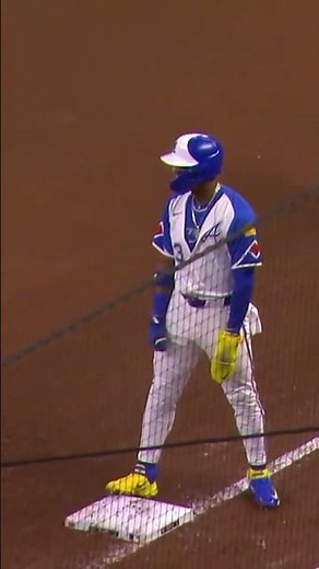 Christian Walker shows off his baseball IQ to turn the unassisted double play 🧠