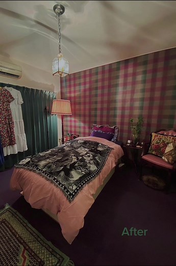 ホテル風 Bedroom 🏩🌿 ベッドを真ん中に配置して、ピンク・グリーン・パープルのカラーリングでまとめました🔮 #寝室 #部屋作り #アンティーク #ベッドルーム #インテリア #壁紙 #bedroom #bedroommakeover #bedroomdesign #roomdecor #antiquefurniture