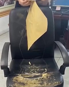 Réparez votre cuir en quelques minutes, sans le remplacer Un canapé abîmé, un siège craqué ou une chaise usée… Pas besoin de racheter un meuble ou de payer un réparateur. 🛠️ LEATHERPATCH permet de réparer fissures, trous et zones usées en un seul geste ✂️ Vous découpez, vous collez, c’est terminé 🛡️ Résultat propre, solide et discret, qui tient dans le temps 💧 Résistant à l’eau, à l’usure et au soleil 👌 Convient au cuir et au simili cuir 🏠 Idéal pour canapés, fauteuils, sièges auto, chaises