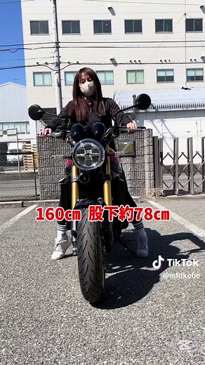 MFD神戸店のえむです🦄🌈✨ 【📢Z900RS SE！走行わずか1kmの極上車＆身長別足つきチェック！📢】 皆さま、こんにちは！MFD神戸店に、圧倒的なオーラを放つプレミアムな一台 #カワサキ #Z900RSSE が入荷しました！🙌✨ 「手に入れたくてもなかなか巡り会えない」……そんなSEモデルの、ほぼ新車コンディションです！ 【ここが「SE」の特別装備！】 ✅オーリンズ製リヤサスペンション ＆ ブレンボ製キャリパー 標準装備！極上の足回りと制動力をその手に。 ✅上下クイックシフター ＆ クルーズコントロール 搭載！長距離ツーリングも驚くほど快適に。 ✅ドライブレコーダー ＆ USB電源 ＆ ETC も最初から完備！後付けの心配は一切ありません👍 ✅走行距離は驚きの1km！ 車検も2029年3月までとたっぷり残っています。 【 動画の見どころをチェック】 ✅プレミアム装備！SEならではのゴールドに輝くフロントフォークと豪華装備をじっくりご覧ください💎✨ ✅身長別 足つき徹底検証！ 💖身長160cm女性＆💪身長175cm男性スタッフが跨ってみた！ ✅175㎝男性スタッフ