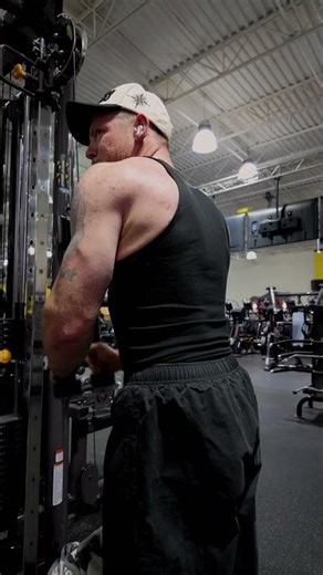 Upper days have to be my favorite. Chest and tris always hit. 🎯#bodybuilding #fitness