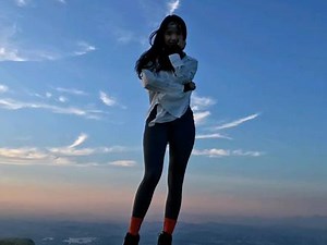 好久没去徒步了😭有没有和海莉一样，因兴趣爱好太多，总觉得时间总是不够用?#山顶的风景一定值得 #运动女孩 @抖音小助手