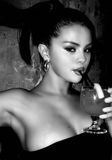 SELENA DANCING TO •LOVE YOU LIKE A LOVE SONG• DURING A DRAG PERFORMANCE IS SO ICONIC 💃🏻💞 #selenagomez #viral #selenator #blowthisup