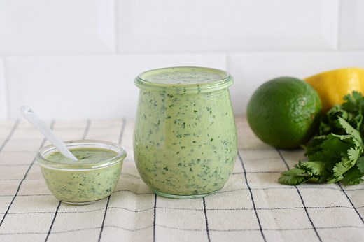 Receta de salsa diosa verde, un cremoso aliño para hacer ensaladas irresistibles (y mucho más)