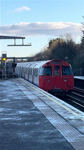 Bakerloo Line Departing Kenton #train #railwaycontent #trainspotting #railtrack #railway #rail