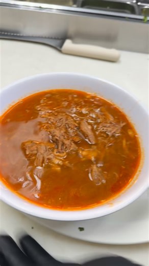 Birria para el frillito 🥶 Tacos y Miches Visit us at 📍 301 S Decatur Blvd, Las Vegas, NV 89107 📍 318 Fremont St, Las Vegas, NV 89101 📍 675A Mall Ring Cir, Henderson, NV 89014 #birria #ramenbirria #caldo #laavegas #frio | Tacos & Miches