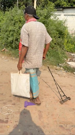 পেটের খুদায় রাস্তায় এইভাবে লোহা কুরায় চাচা | Hello network