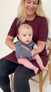 🎈BURPING TECHNIQUE🎈 Have you tried this way of burping your baby? For many babies it’s much more effective to burp like this rather than positioned lying over mom or dad’s shoulders. In this position the stomach is slightly compressed which helps the air come up. This technique is great for alle babies but particularly for arching babies and for when it takes a long time to get baby to burp. I hope this will help some of you to a looooot of great burping! 😵🫧🫧 With love, Maria ♥️ Your BabyPT