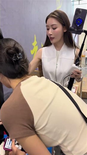 Dazzling Chinese Car Model Turns Heads at the Show 💃🇨🇳 #Fashion