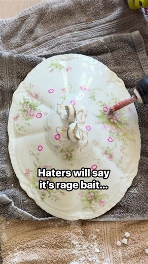 …but it’s actually advertising 🤷🏼‍♀️ I’ve sold dozens of these cute flower frogs because people LOVE THEM! These pieces get a new life where they get to be enjoyed daily instead of shoved in the back of some china cabinet to *maybe* get used once a year. And I call that a win! (And if you want an original, there are LOADS of them just sitting out on eBay and Etsy not selling 😅) I have a few vessels available that are ready to be made into new frogs, so if you’re looking, give me a shout! 🥰 .