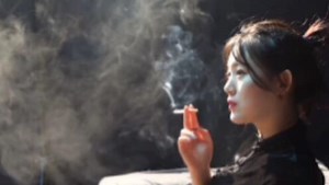 美女吸烟
