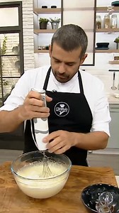 796K views · 5.6K reactions | INGREDIENTES BIZCOCHO CALIENTE: 3 huevos, 200g de azúcar, 300g de harina, 1 sobre de levadura química o impulsor, 1 cucharilla de extracto de vainilla, 1 tableta y 1/2 de chocolate con leche, 1 yogur natural tipo griego y Aceite de oliva virgen extra. Una receta casera y de sencilla elaboración que podéis hacer en vuestras casas. #españa #sevilla #andalucia #recetas #bizcochorellenochocolate | La Crème de La Crème | Facebook