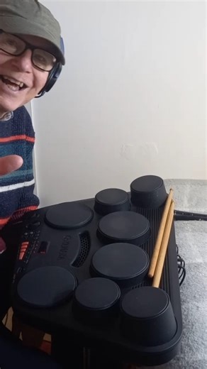 Easy Rock Beat You Can Learn Fast 🥁 | Fun Drum Lesson with a Parrot! #drums #beginnerdrums #drummer