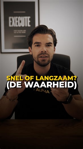 We krijgen de vraag regelmatig “Moet je nou langzaam trainen voor meer spiergroei… of juist explosief?” Maar hier is de realiteit (en die is een stuk minder mysterieus dan Instagram je wil laten geloven.) Langzamere herhalingen houden je spier langer onder spanning. Top voor controle, techniek en mind-muscle connection. Maar je traint vaak met iets minder gewicht. Snellere herhalingen activeren meer snelle spiervezels en voelen krachtiger, maar ga je té snel? Dan draag je de spanning over aan mo