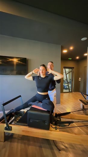 Pino Capasso on Instagram: "✅ 1. Approfondire la biomeccanica e l’allineamento Nel Modulo 2 si studiano con più precisione: • l’attivazione del core in relazione ai movimenti complessi • il controllo della colonna nei cambi di carico • l’uso della resistenza variabile delle molle in modo più intelligente Questo permette di rendere il lavoro sul Reformer più efficace e sicuro. ✅ 2. Introdurre esercizi intermedi Il Modulo 1 si concentra sugli esercizi fondamentali. Il Modulo 2 invece introduce: • 