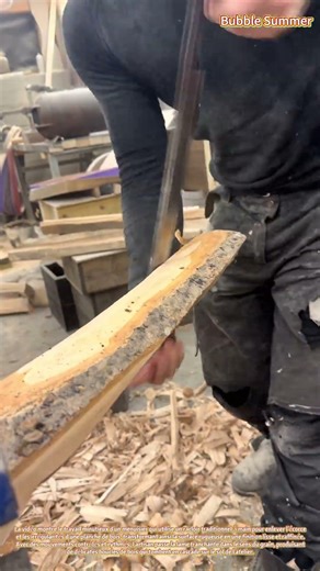 Préparation artisanale du bois : techniques de raclage à la main pour le raffinement des surfaces
