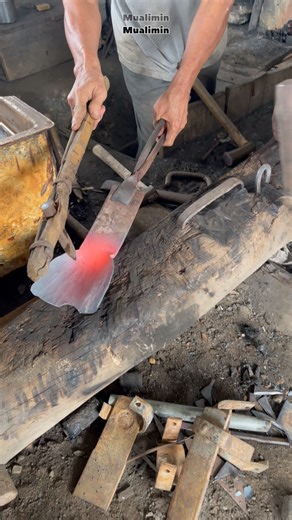 the process of making nail holes under the palm tree trunk #pengrajin #blacksmithindonesia