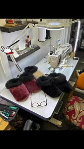 Quel est ton style en matière de fourrure recyclée? ✨ Coloré? 🎨…ou Classique? 🖤 Dis-moi ça en commentaire 👇Je suis curieuse de savoir ce qui vous fait vibrer… et ça m’inspire pour mes prochaines créations 💫 Tu peux retrouver mes créations prêtes à être adoptées de style coloré ou classique 👉🏻 ArtAbaska.com Merci tellement de me suivre dans cette belle aventure/mission ♻️ Marie ❤️❤️ #fourrurerecyclée #faitalamain #artisanatquébécois #mitainesdeville #mocassinsdinterieur | Art'Abaska