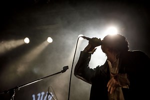 King Gnu「あなたは蜃気楼」のMVが公開 モデルのemmaが出演 ワンマン公演の写真も到着 - Spincoaster (スピンコースター)