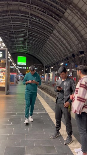 Replying to @beautiful lady♥️ wear the 👟 shoes wrong side 😂#foryou #fürdich #EndlessJourney #germany #deutschland #viral #grow #funny #lustig #prank #comedy please Tiktok viral this 😍@German Garmendia @YZ @charli d’amelio @khaby.lame @ehsanafg80 @😝ziarat khan funny 😝🙈 @germanglas @yousifishere @xzayx89 @miakhalifa @comedycentral @funnyhousetr