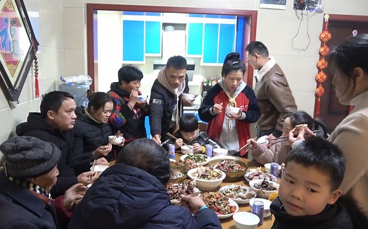 今年的年夜饭格外丰盛，一大家人坐在一起，热热闹闹过个好年