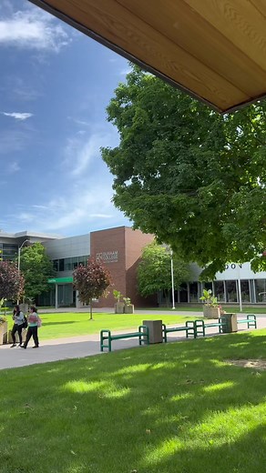 it’s a beautiful day at the Oshawa campus 😌 #DurhamCollege #TorontoStudent #CollegeLife #DurhamRegion #StudentLife #College #OntarioCollege #CollegeCampus
