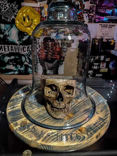 Someone DIED just so I could make this Oddity... Well before the 1920s tho... 😅 I recently acquired my FIRST Human specimen so I had to give it an epic display. I was gifted the bell dome from Cemetery Pulp - Oddities and More but they didn't have a base so I decided to make my own. I found this to be a really enjoyable project especially since I was able to customize the base with the exact details I wanted, including the carved inscription saying "Death is Never the end" I can't thank Voodoo'