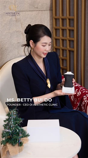 ✨Tại OI Aesthetic Clinic, mỗi quyết định điều trị luôn bắt đầu từ việc hiểu rõ làn da và nền da của từng khách hàng. Đó cũng là lý do Founder & CEO Betty Bùi Đỗ tiếp tục đầu tư và ứng dụng Clarius AI Ultrasound đến từ Clarius Vietnam – công nghệ siêu âm cầm tay thế hệ mới vào quy trình thăm khám và đánh giá tại OI. Với tần số cao 20MHz, thiết kế không dây và tích hợp trí tuệ nhân tạo, Clarius AI giúp đội ngũ bác sĩ: - Quan sát chính xác cấu trúc dưới da và hệ mạch - Giảm thiểu rủi ro trong các l